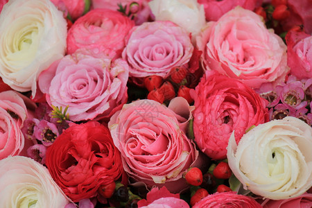 混合粉红新娘花束中的粉红玫瑰和黄花图片