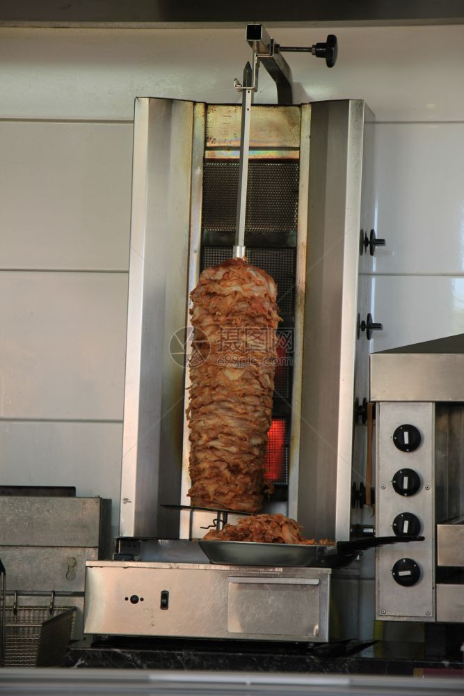 一家餐馆的Shawarma肉这是中东传统烤菜在一家餐馆的Shawarma肉图片