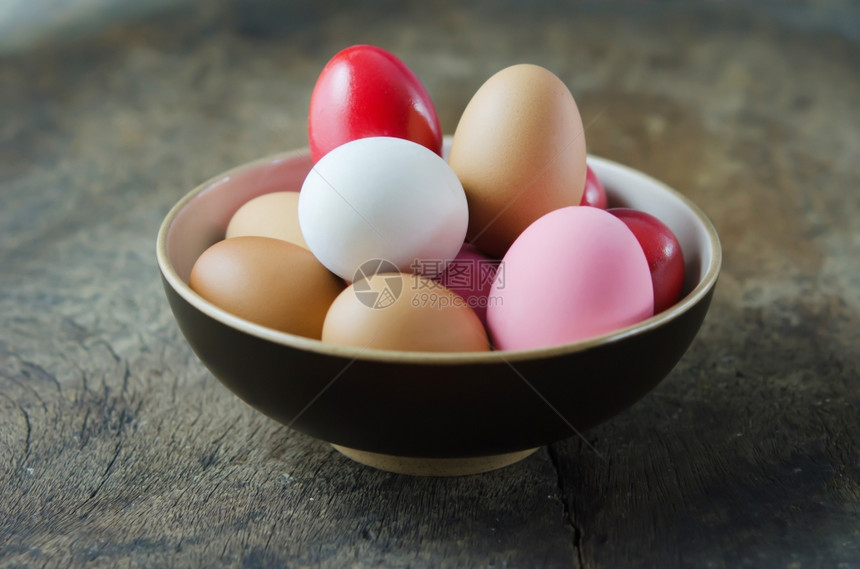 鸡蛋在木制桌上碗里图片