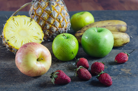 果子苹和草莓菠萝香蕉混合图片