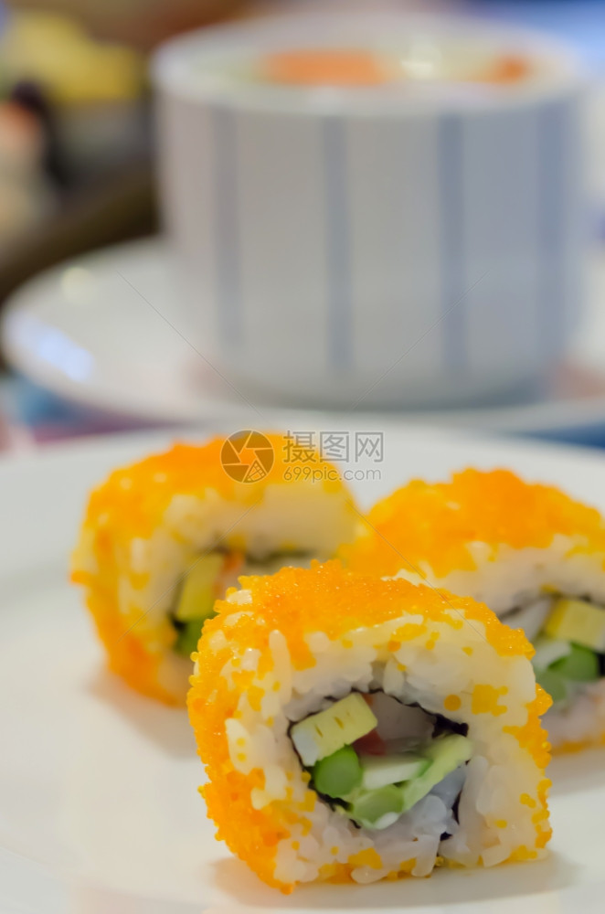 加州马基寿司与Masago由螃蟹肉AvocadoCucumber日本蛋黄酱制成的卷饼图片