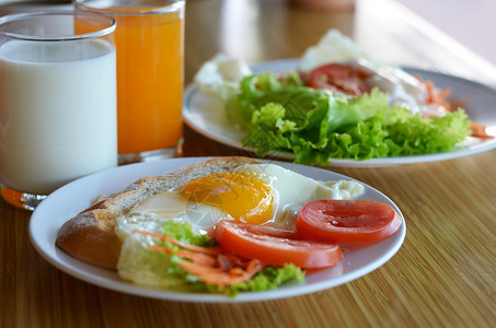 美国式早餐加面包煎蛋新鲜蔬菜牛奶和橙汁图片