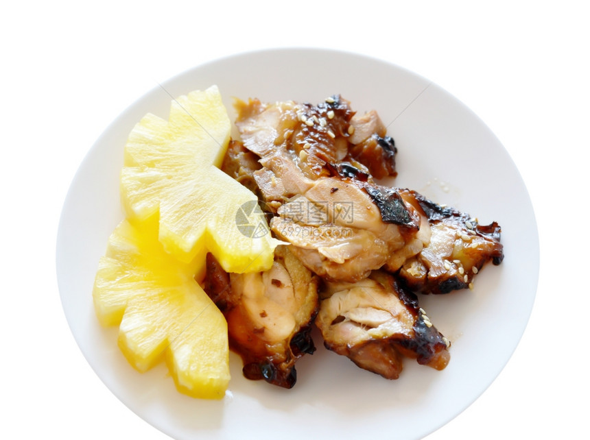 Teriyaki鸡肉白菜上配有新鲜菠萝日本菜图片