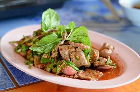 混合新鲜蔬菜和蒸汽肝泰国辣椒沙拉图片