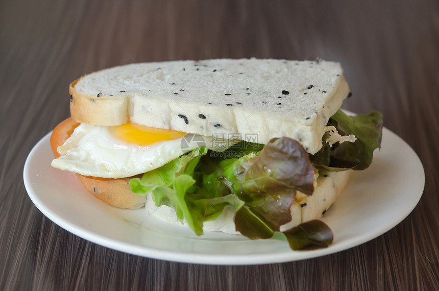 配西红柿生菜和炒蛋的新鲜三明治图片