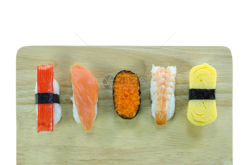 顶视图日本寿司设置在白色背景的木板上混合日本寿司图片