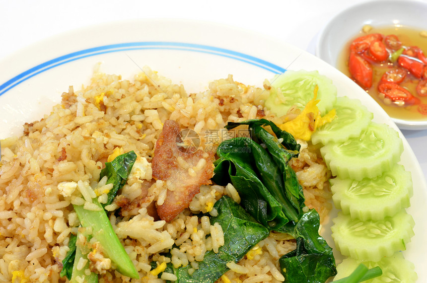 炒饭和猪肉泰国菜图片
