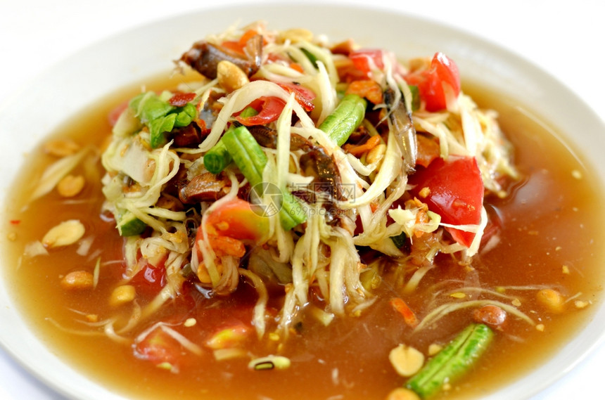 泰国木瓜色拉辛辣由多种蔬菜混合而成图片