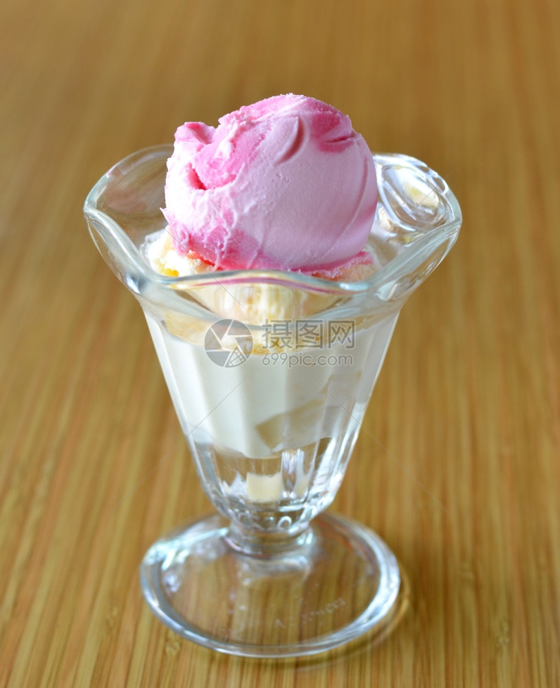 草莓冰淇淋和香碗图片