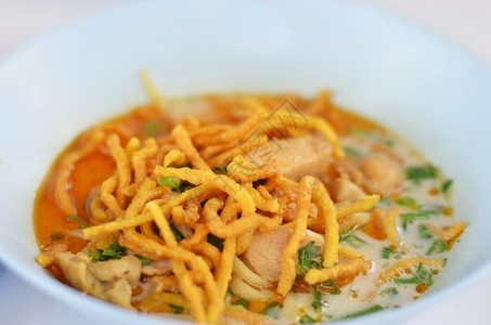 黄咖喱的面条鸡肉茶豆著名的泰国北部菜图片