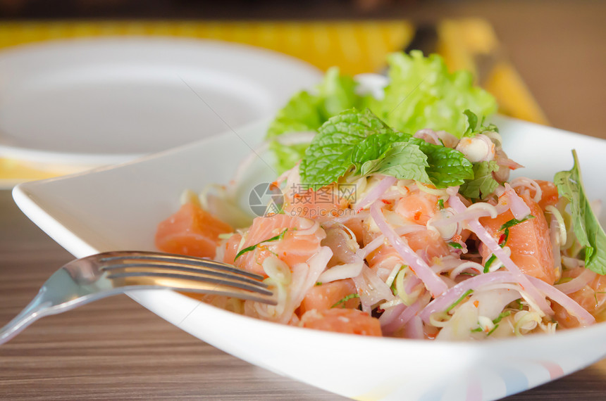 辣鲑鱼沙拉混合蔬菜和银叉图片