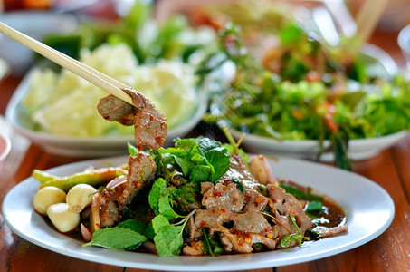 辣切片肝沙拉是泰国东北部的食物图片