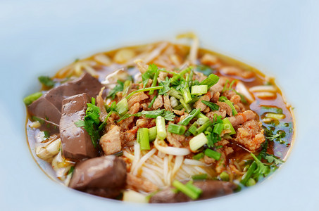 大米面加辣猪肉酱泰国菜图片