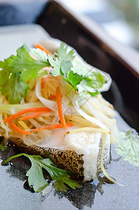 蒸白鱼和蔬菜背景图片