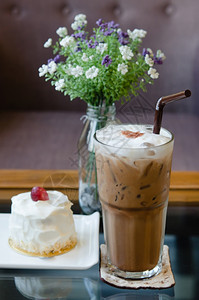 冰咖啡和年轻的椰子蛋糕加新鲜奶油和红葡萄甜点图片