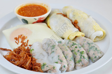 越南米粉卷猪肉片鸡蛋和蔬菜炒洋葱图片