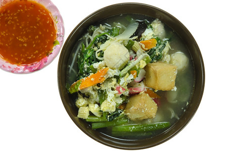 鸡汤含猪肉丸鸡蛋和蔬菜的混合汤图片