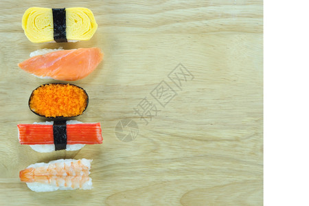 日本海鲜寿司木板上混合寿司卷背景图片