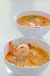 泰国热辣海鲜汤白碗里有虾和蔬菜图片