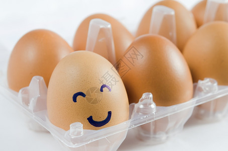 塑料盒子里笑脸图案的鸡蛋图片