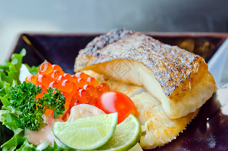 新鲜沙拉加鱼蛋和日本烤鳕背景图片