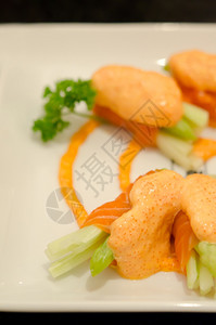 由三文鱼制成的紧卷子是日本菜图片