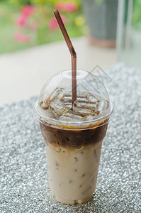 在塑料杯中加稻草的冰咖啡加稻草的冰咖啡图片