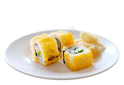 黄瓜金鱼和白盘上的鲑卷寿司图片