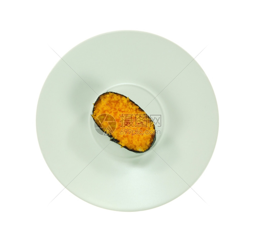 鱼子酱在白背景上的盘子日式鱼酱在盘上图片