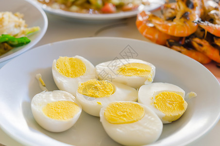 鸡蛋煮熟了把的鸡蛋切碎在盘子上图片