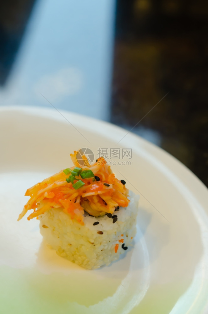 寿司卷配有鱼蛋鸡和康格洋葱托比科和奶酪图片