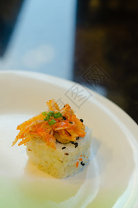 寿司卷配有鱼蛋鸡和康格洋葱托比科和奶酪背景图片