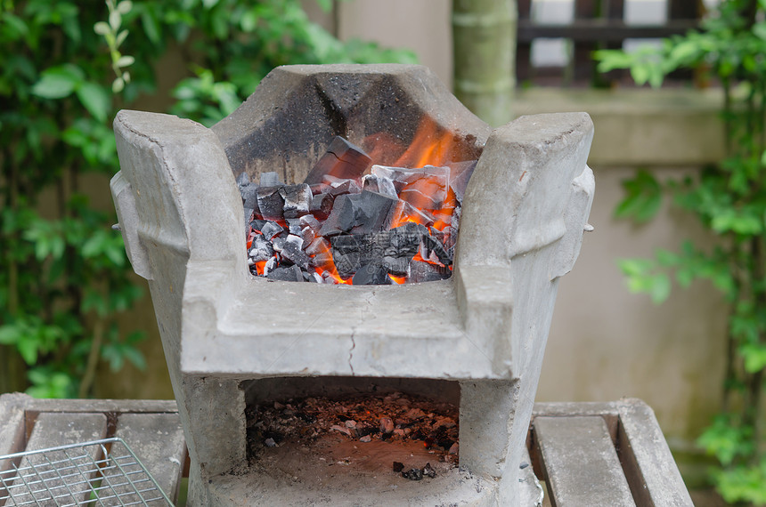 燃煤烧木炭在亚洲炉灶中图片