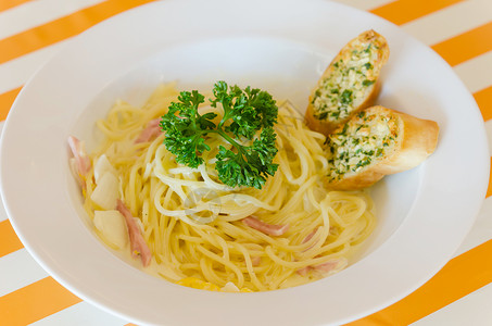 Spaghetticarbonara意大利面加培根和蒜包图片