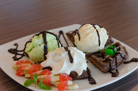 冰淇淋巧克力华夫饼酱和奶油背景图片