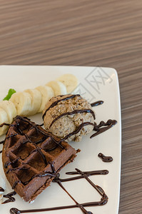 冰淇淋香蕉巧克力华夫饼酱和奶油背景图片