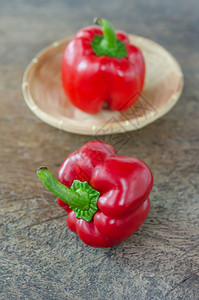 红胡椒木制桌上的红胡椒图片