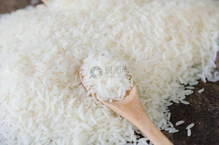 白稻谷木桌上配勺的白稻谷图片