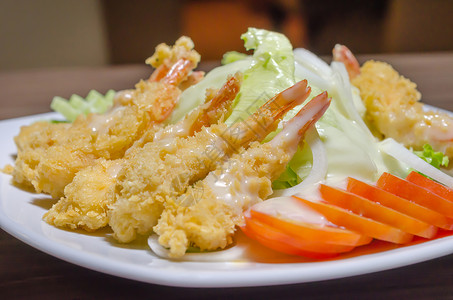 虾和沙拉深炸白盘上新鲜蔬菜沙拉高清图片