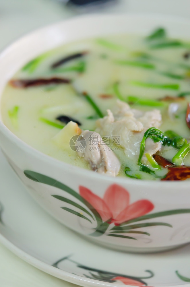 泰国的汤是用椰子奶加兰格柠檬草和鸡做成的图片