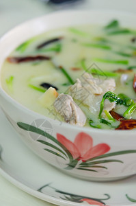 泰国的汤是用椰子奶加兰格柠檬草和鸡做成的图片