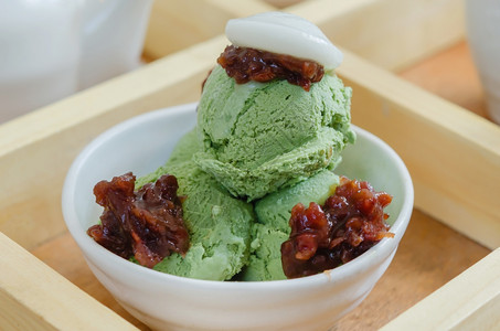 日本绿色茶叶冰淇淋和煮红豆日本甜点图片