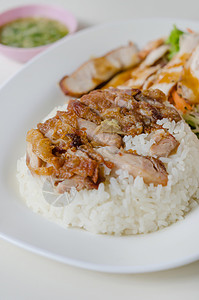 米饭炸鸡把炸鸡和蒸饭放在盘子里图片
