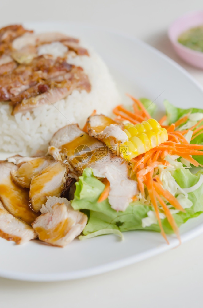 炒猪肉和大米鸡尾猪肉和鲜沙拉配有新的沙拉配有蒸米图片