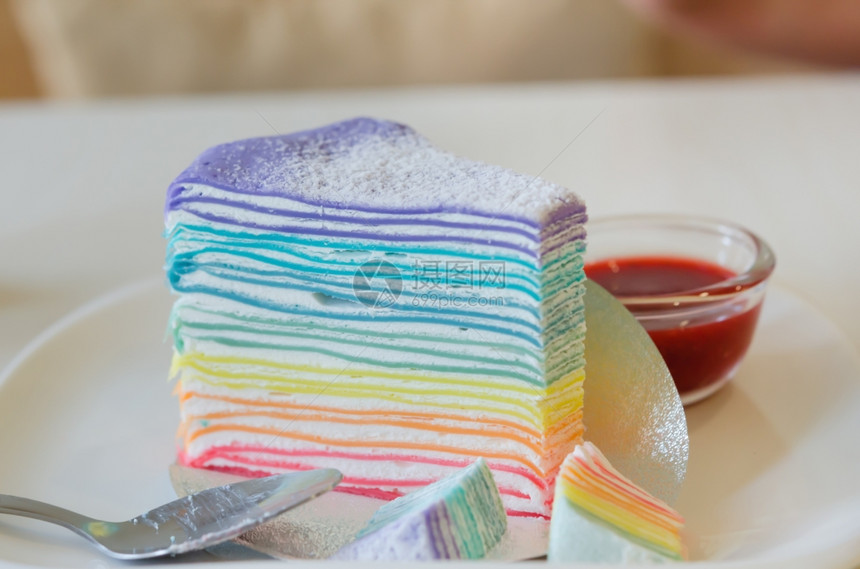 彩虹crepe蛋糕配有草莓酱图片