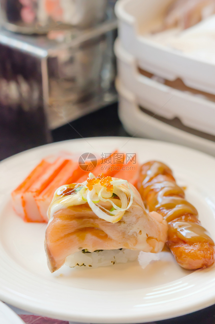 沙门卷寿司香肠和螃蟹在白菜里图片