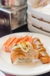 沙门卷寿司香肠和螃蟹在白菜里图片