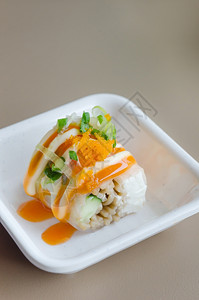 鲑鱼卷寿司上面有虾蛋图片