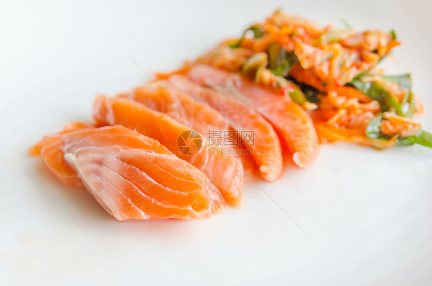 关闭鲑鱼生日式本风格的烹饪图片