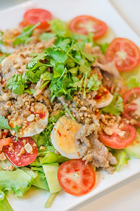 麻辣沙拉加鸡蛋猪肉和新鲜蔬菜图片